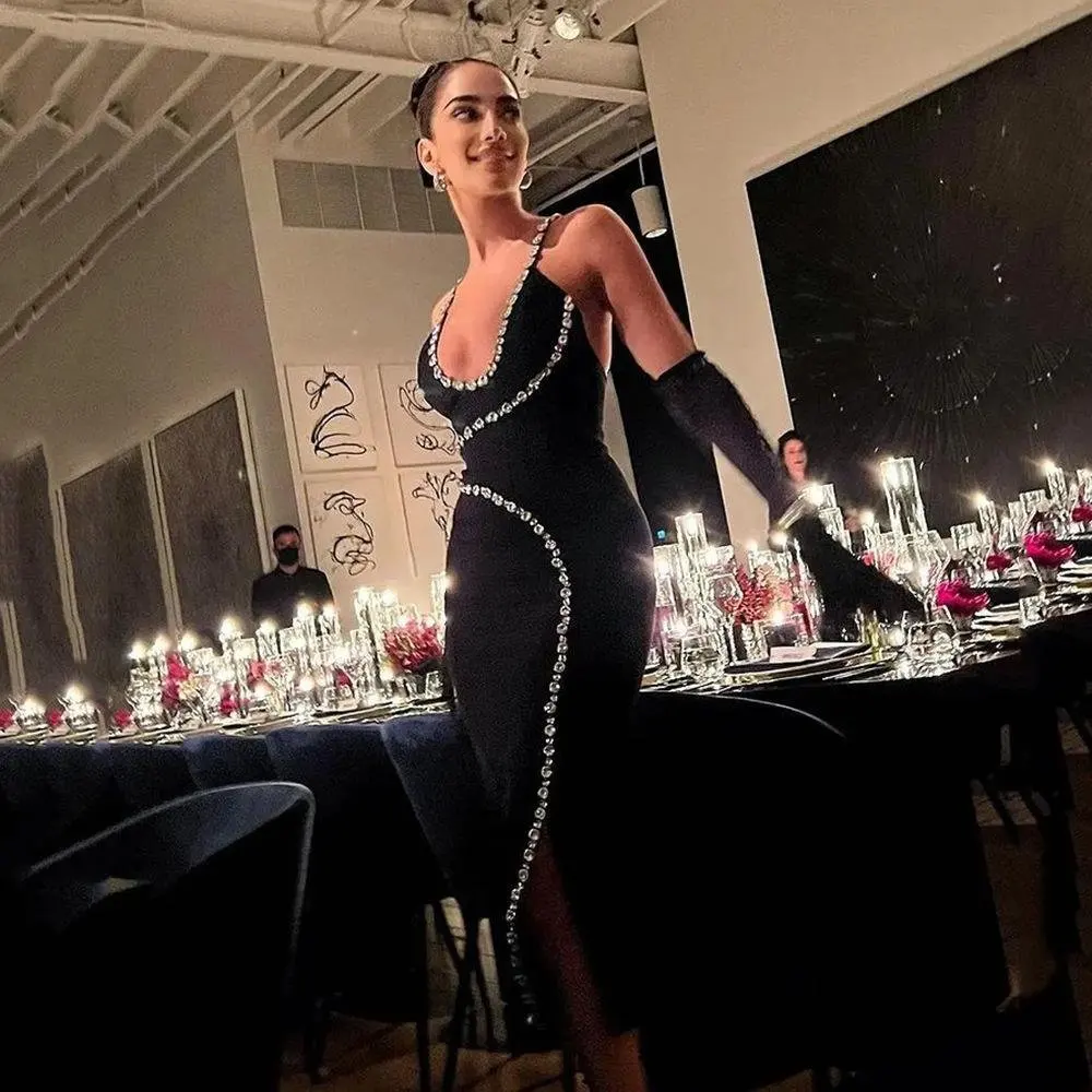 

Женское платье-макси с лямкой на шее, с разрезом на спине