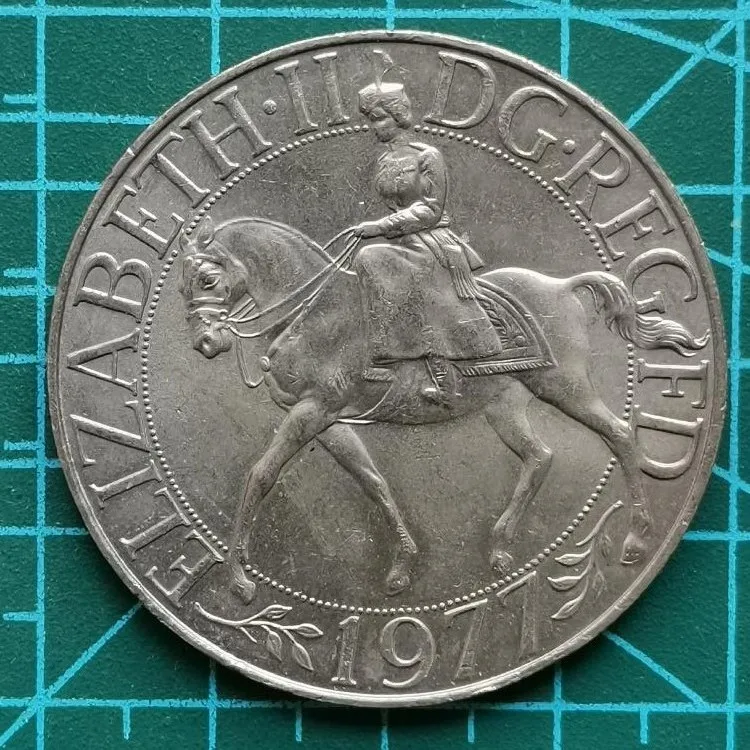 Британский кронор 1977 г., Елизавета II, королева готова к Престолу, 25-летие, памятные монеты, 100% оригинальные монеты