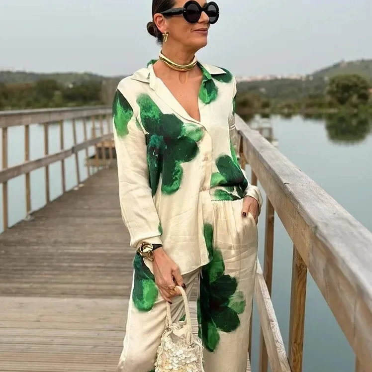 Женский брючный костюм с принтом зеленая синяя рубашка длинным рукавом и