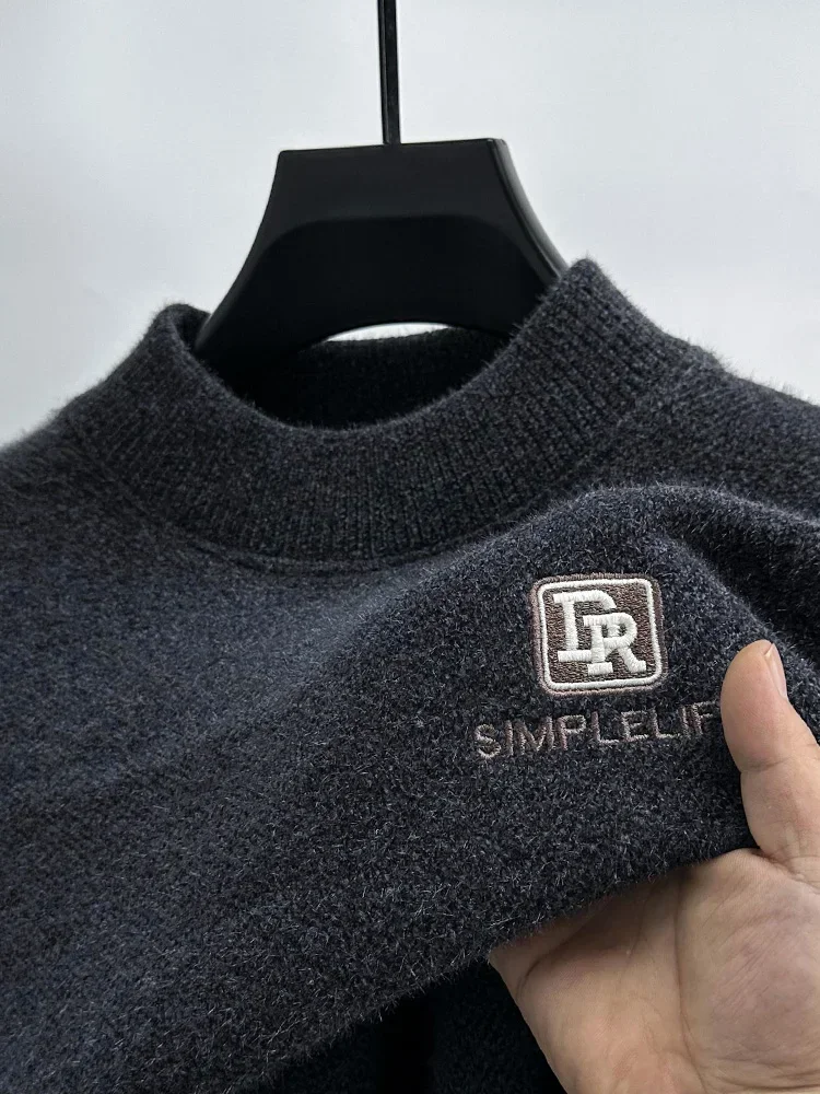 Мужской бархатный пуловер с круглым вырезом и вышивкой