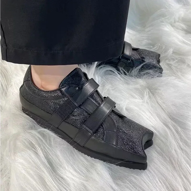 Черные кожаные туфли на плоской подошве с странным носком и дизайном в