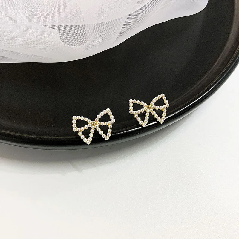 

Минималистичные Модные женские серьги с перламутровым бантом, нишевые дизайнерские женские серьги-гвоздики 2023, ювелирные изделия для дево...