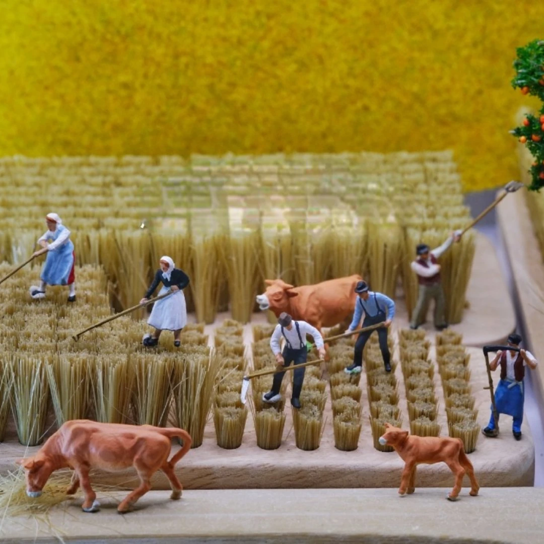 

1:87 Scale Diorama Action Figures Model Shepherd Farmers Seedling Plant Rice Watering Hoeing 3D Miniature Scene Take Photos Prop