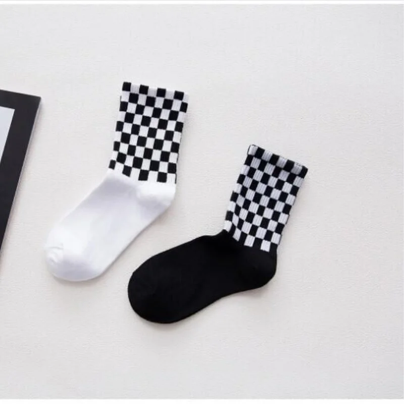 Носки в клетку черно белые женские. Носки в квадратик. Носки мужские серые. Квадратные носки. Квадратные носки.