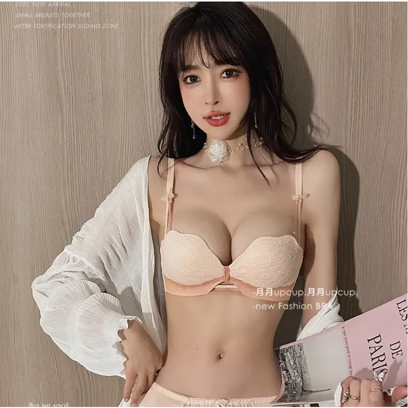 

Женское нижнее белье с чашками пуш-ап, с небольшими и плоскими сундуками