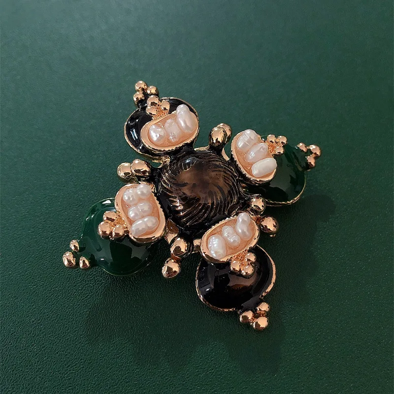 

Vintage Baroque Style Pearl Dripping Glazed Cross Brooches for Men Women Coat Suit Accessories Temperament Enamel Corsage Pin