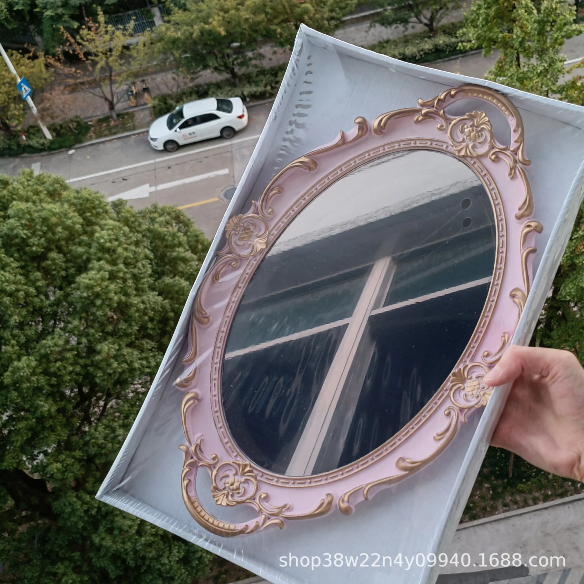 Зеркало со стеклянной подставкой в стиле ретро