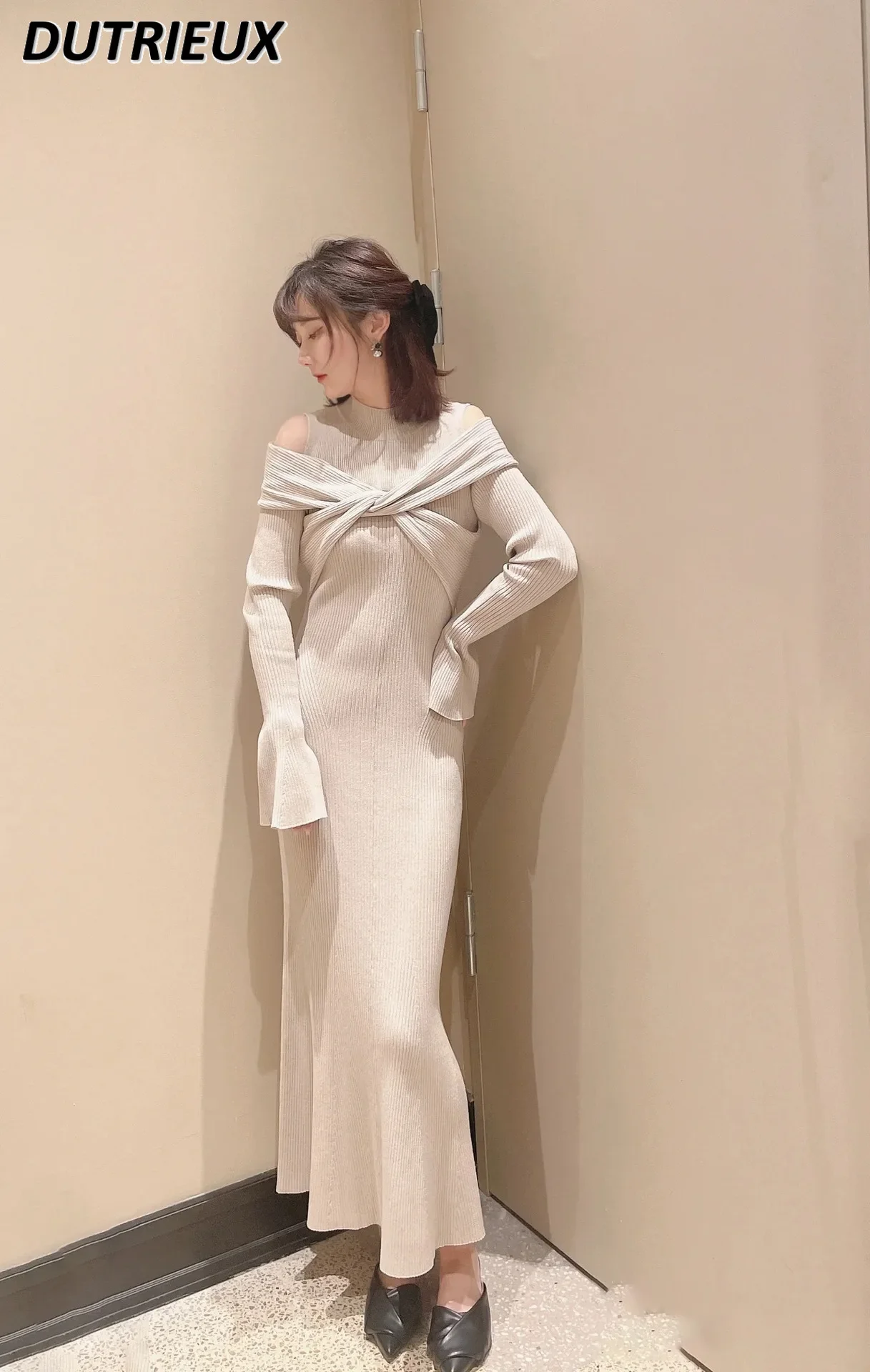 Милое милое облегающее трикотажное платье с открытыми плечами и