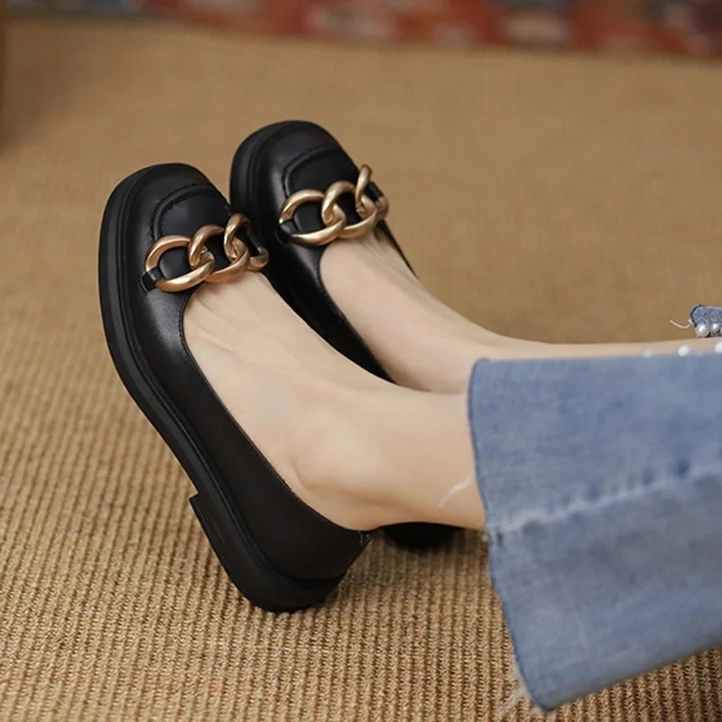 

Туфли-оксфорды женские на низком каблуке, кожаные лоферы, без застежки, на цепочке, повседневная обувь на плоской подошве, черные, с металлич...