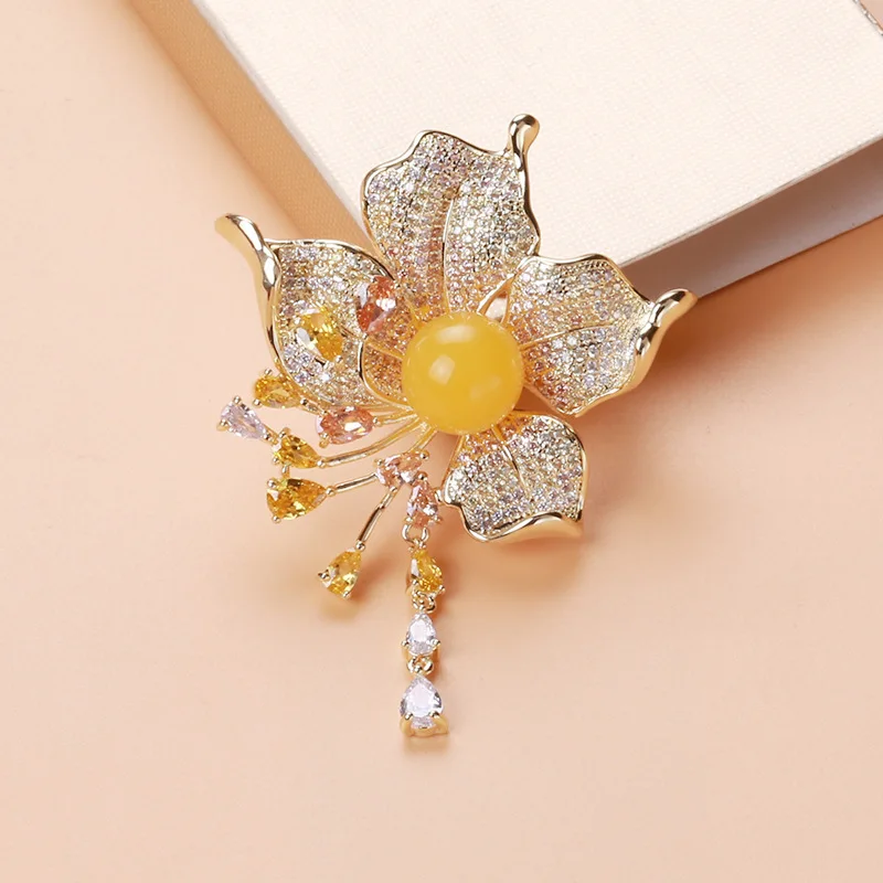 

New autumn and winter zircon tassel beeswax flower brooch exquisite luxury pin temperament suit coat accessories corsage