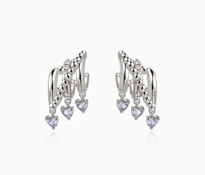 

Женские серьги-гвоздики с фианитами, в готическом стиле