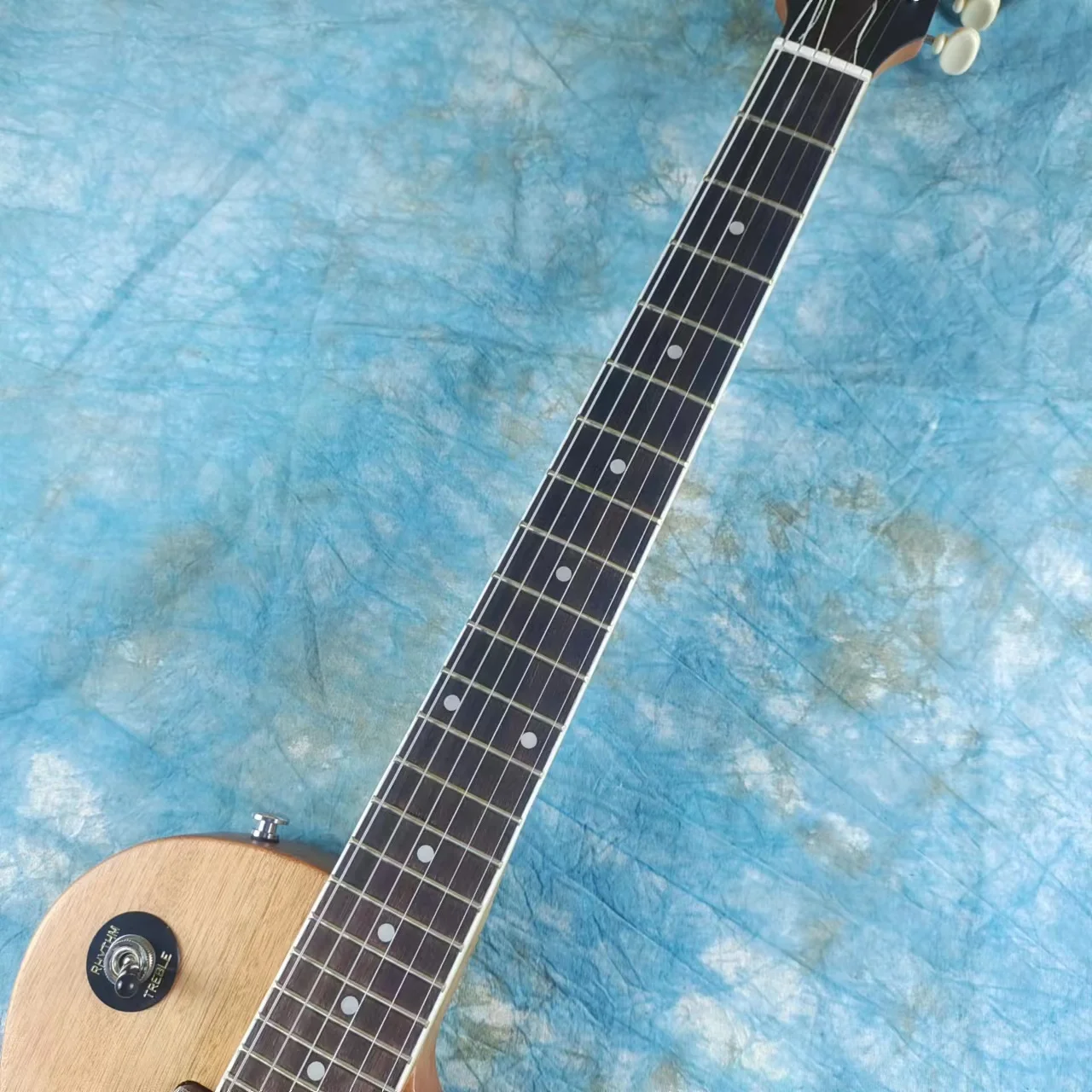 Стандартная электрогитара телевизор цвет натурального дерева матовый черный