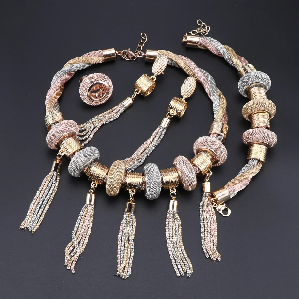 

Женский комплект из колье, серёг, кольца и браслета