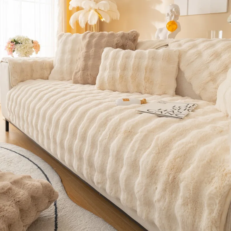 

Плюшевый чехол для дивана