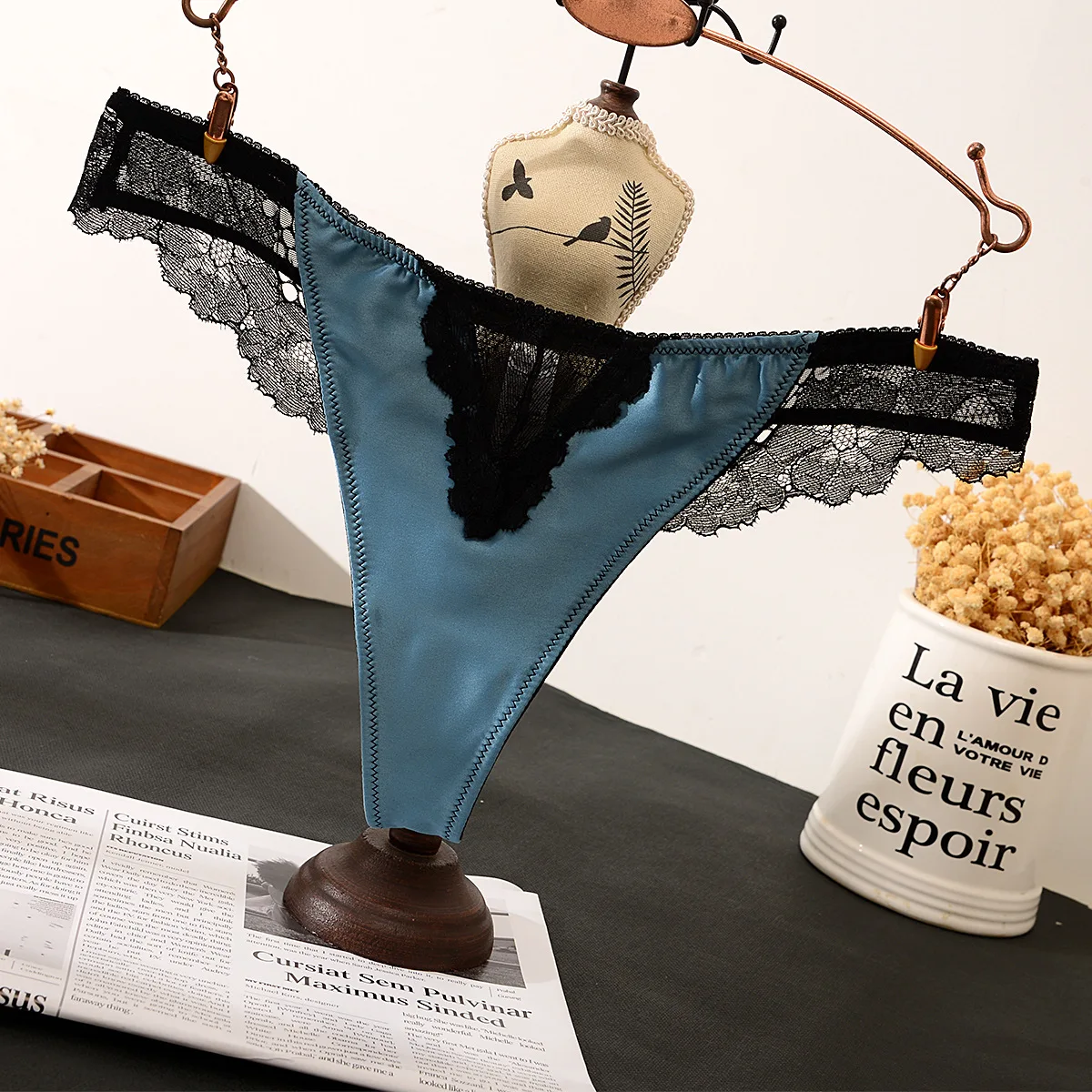 

Популярные дышащие удобные атласные трусики, сексуальное женское нижнее белье с кружевными краями, стринги, горячие трусики, женское белье,...