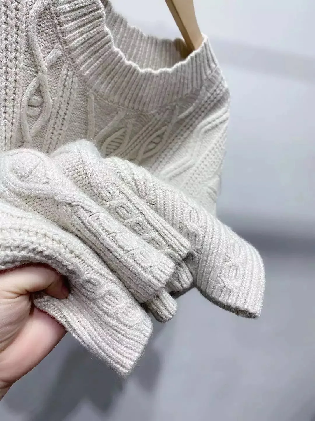 

Women Wavy Edge O-Neck Knit Vest Sweater Twist Stripes Female Sleeveless Knitwear Jumpers 2021 New Autumn Winter