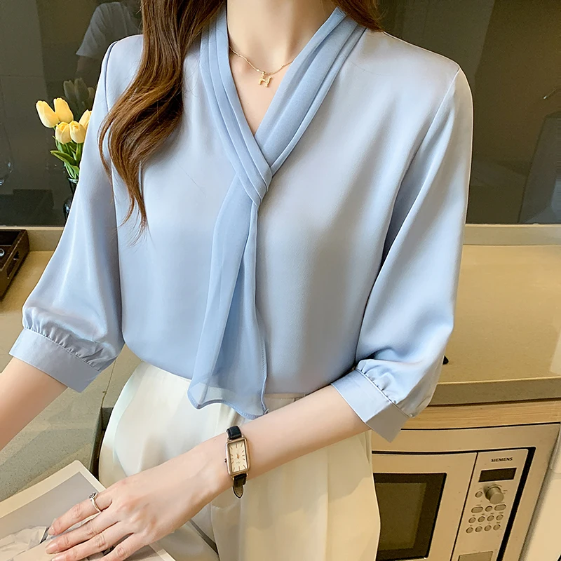 

Блузка женская шифоновая с коротким рукавом и V-образным вырезом