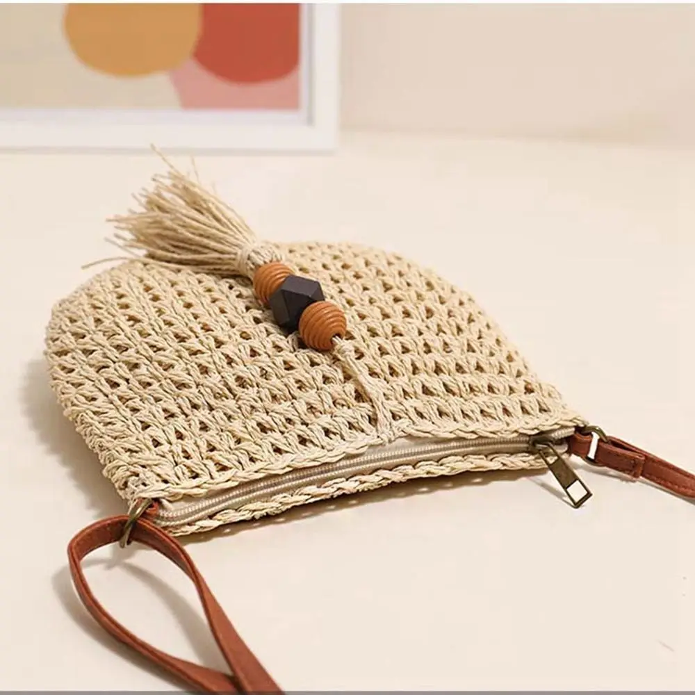Простая сумка из искусственной кожи рафии с кисточками деревянного бисера