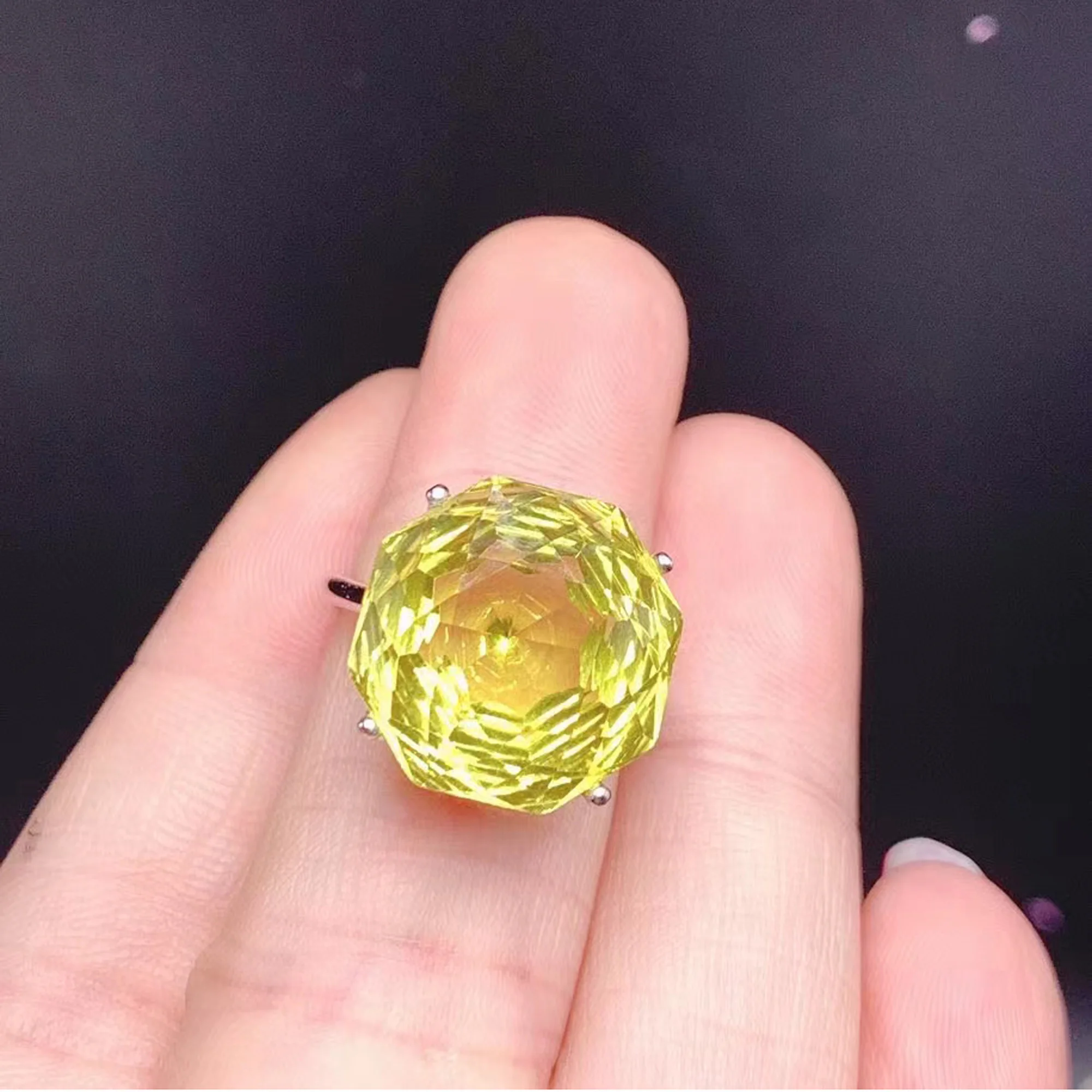 Кольцо женское из серебра 925 пробы с натуральным лимонным кварцем