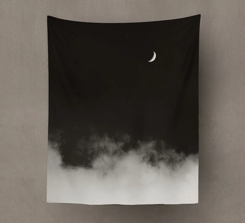 Черно-белое ночное небо с эффектом омбре полумесяцем и облаками гобелен
