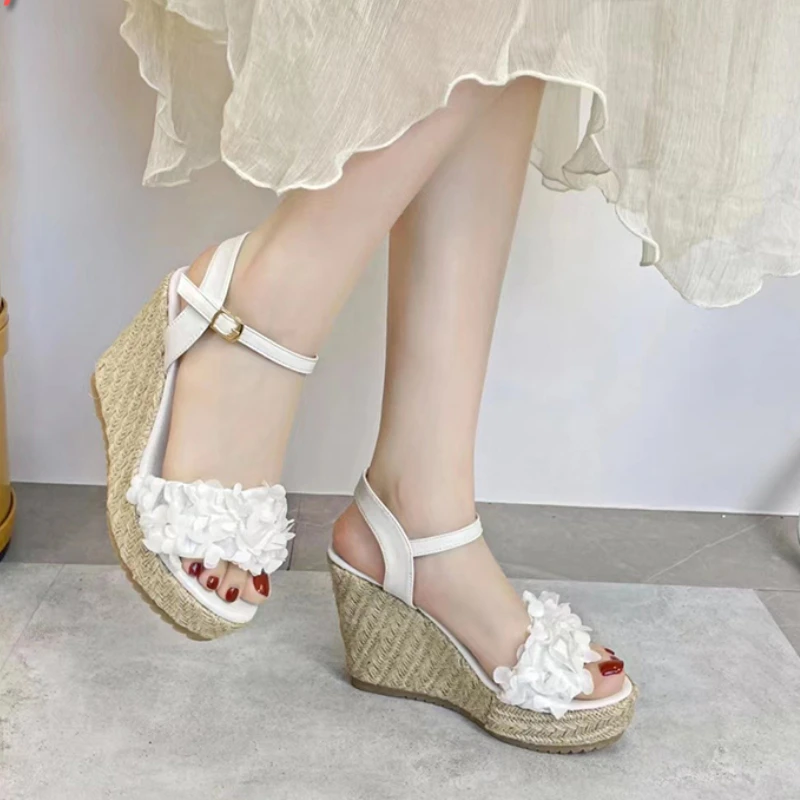 

Женские сандалии на танкетке, летние классические сандалии на платформе с пряжкой и цветочным принтом, большой размер 42