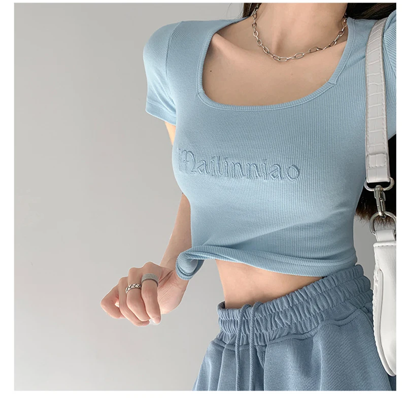 Женский ТРИКОТАЖНЫЙ УКОРОЧЕННЫЙ ТОП с вышивкой белая или синяя футболка в стиле