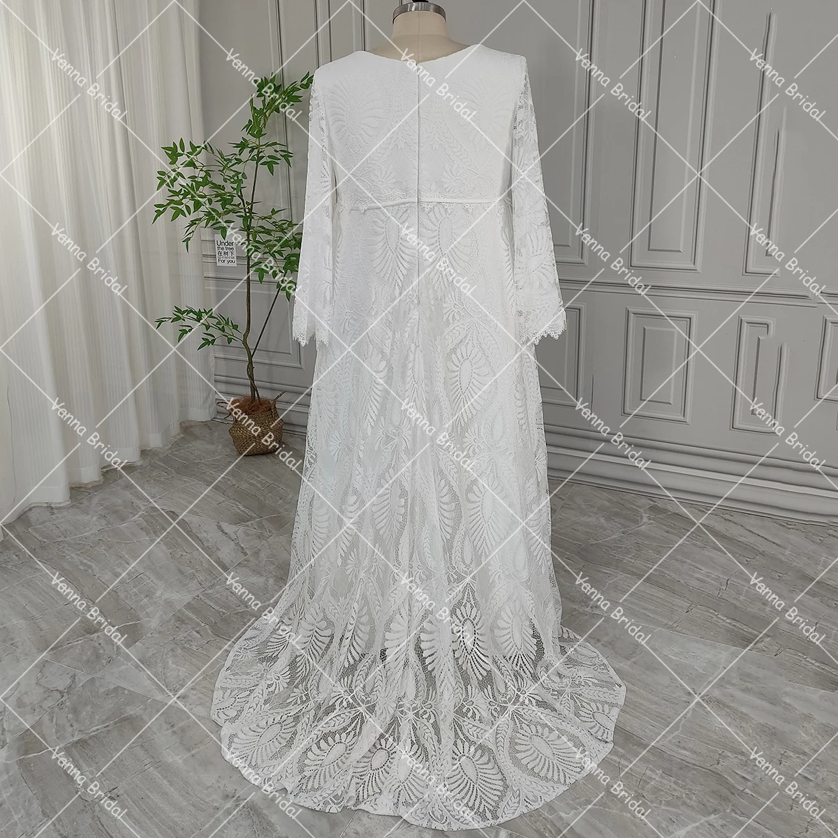 Длинное свадебное платье-кафтан с широкими рукавами-колокольчиками