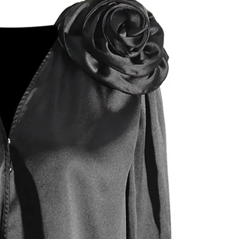 Женская блузка с аппликацией TWOTWINSTYLE белая однотонная составного кроя V-образным