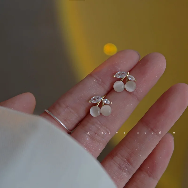 

Серьги-гвоздики с вишневым опалом, серебро пробы