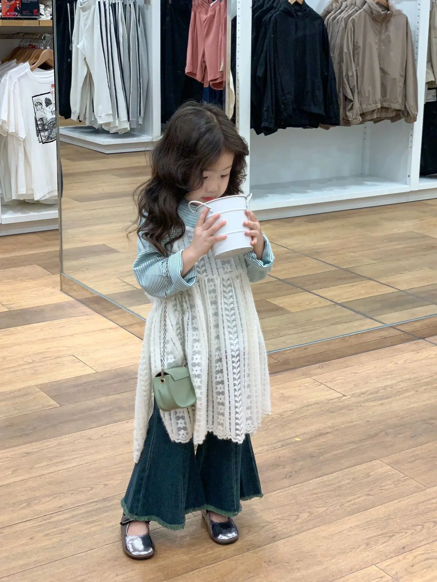 

Корейская детская одежда, Новинка осени 2023, полосатая рубашка с низом для девочек, кружевные джинсовые брюки, комплект из трех предметов для девочек