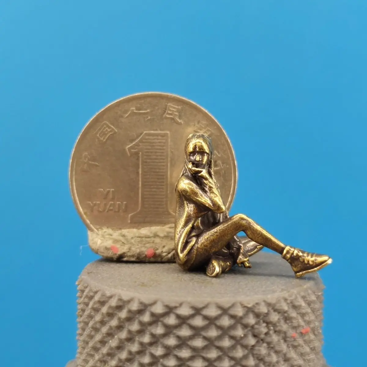 

Латунная статуэтка