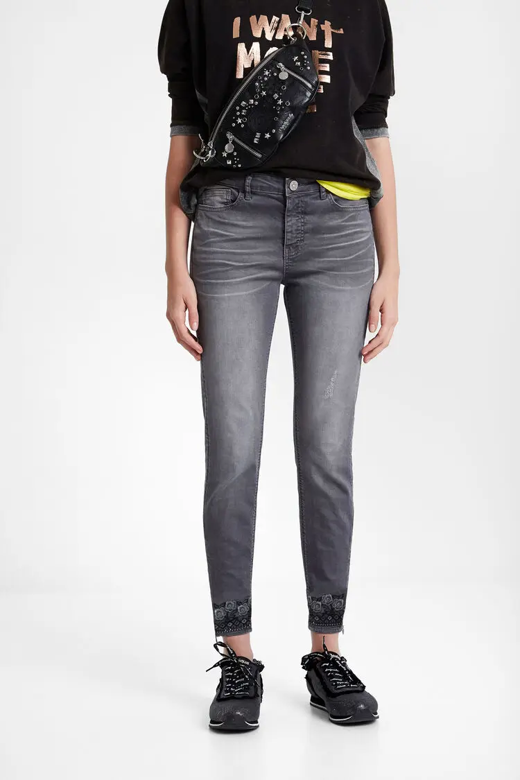 

2022 Female sandwashed old trousers embroidered jeans