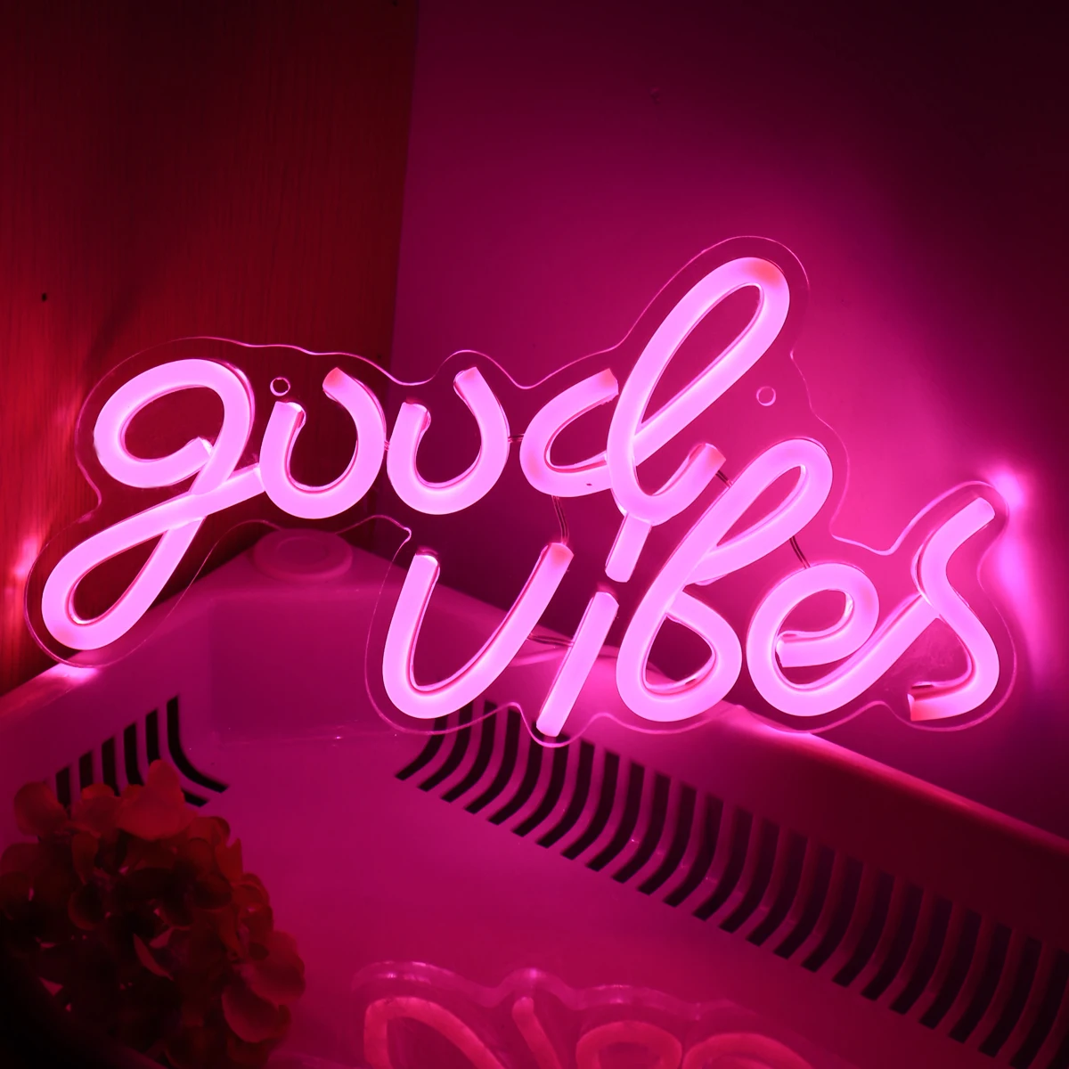 Рисунок 3 - яркая настенная неоновая вывеска для помещения