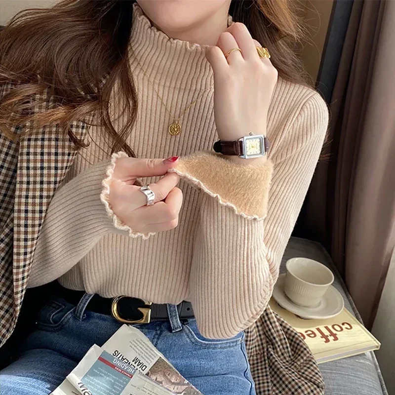 Женский свитер с оборками и воротником-стойкой