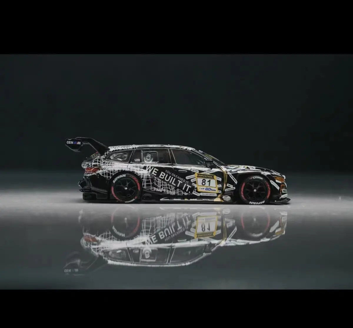 Фото Модель автомобиля BMW M3 Touring из литого металла в масштабе 1:64 (серия Diecast NEO) №3