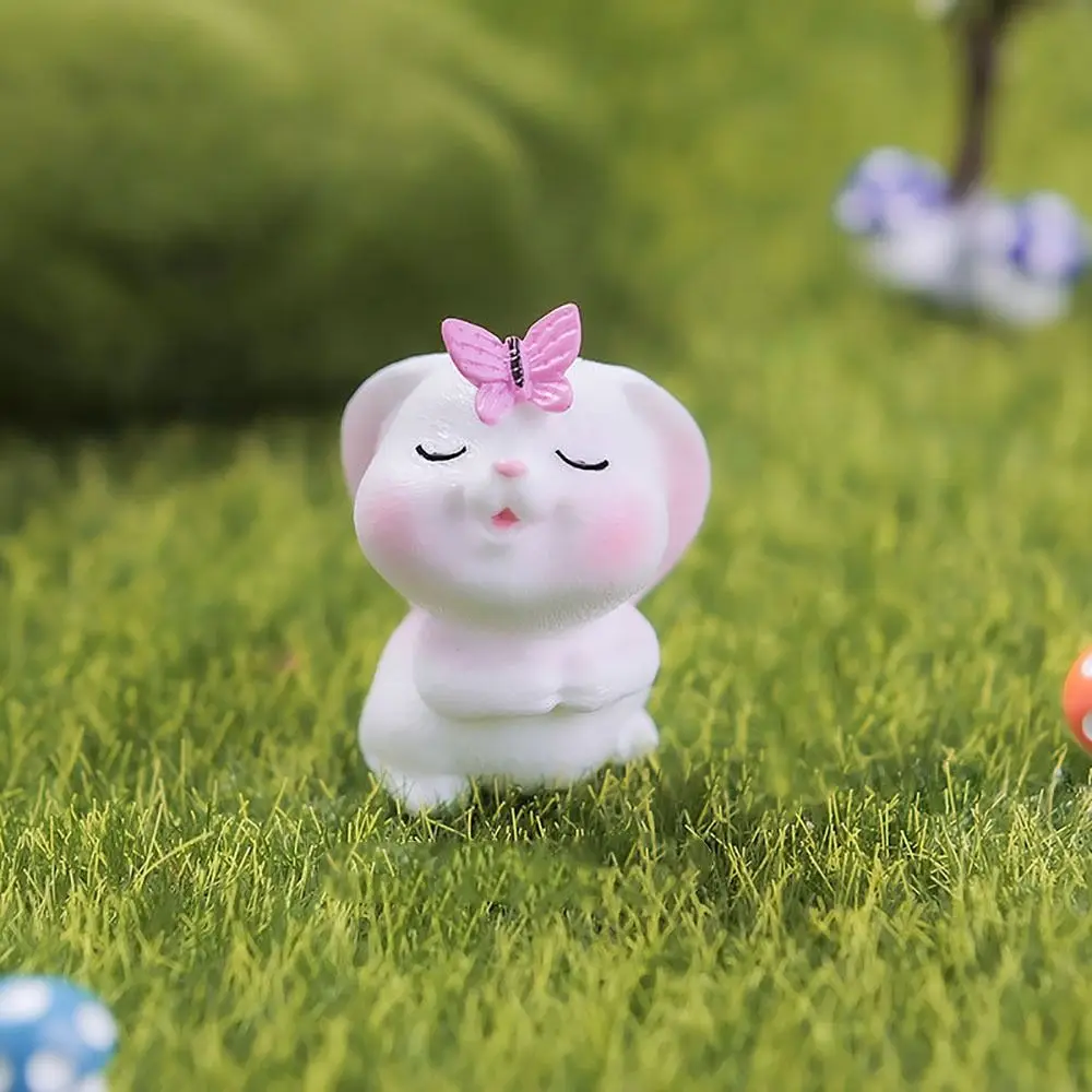 

Миниатюрная фигурки кролика из полимера