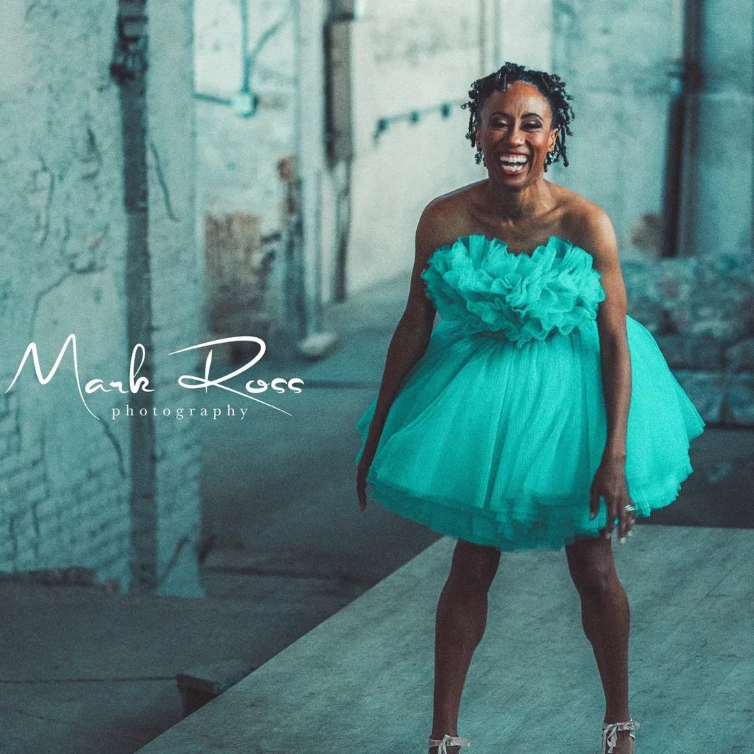 Бирюзовое короткое тюлевое платье без бретелек с оборками пышное сетчатое