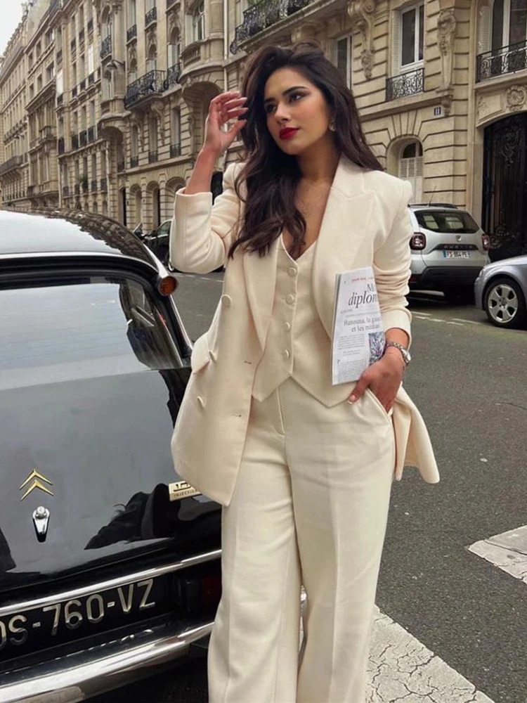 Рисунок 4 - Женский винтажный шикарный костюм