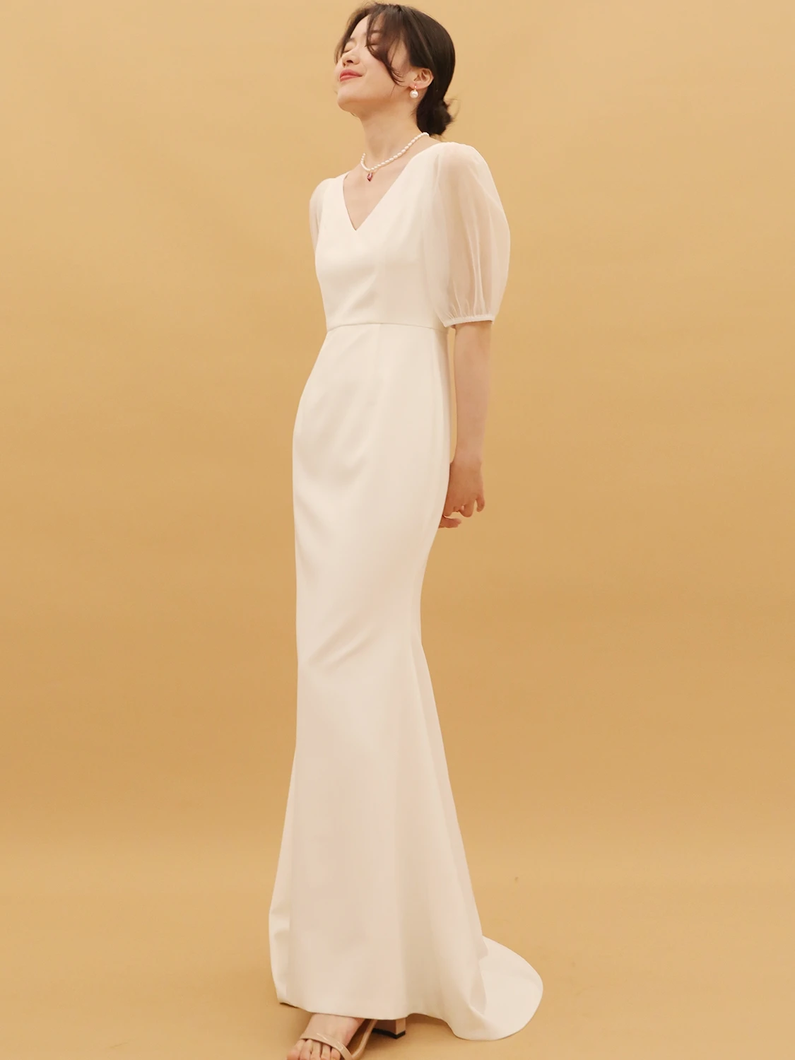 

Simple Elegant Korea Style V Neck A-Line Half Sleeves Soft Satin Sweep Train Vintage Backless Wedding Dress Gown Bridal Dress