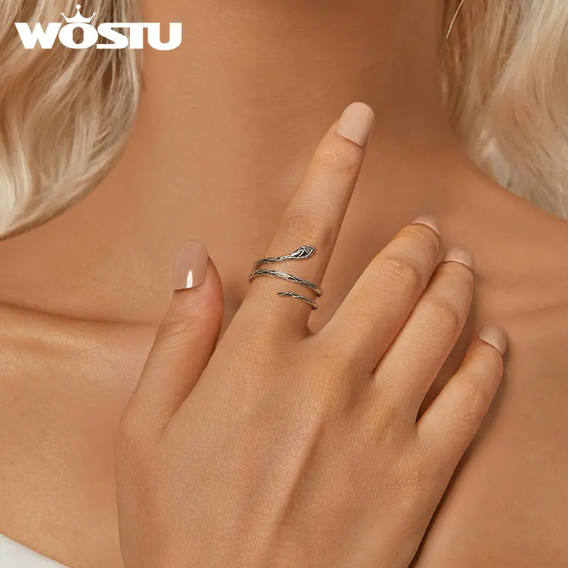 Женское кольцо в виде змеи