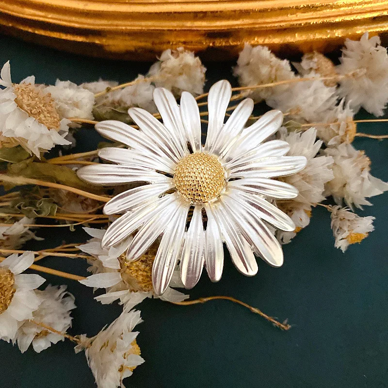 Винтажная брошь с цветком ромашки QATT