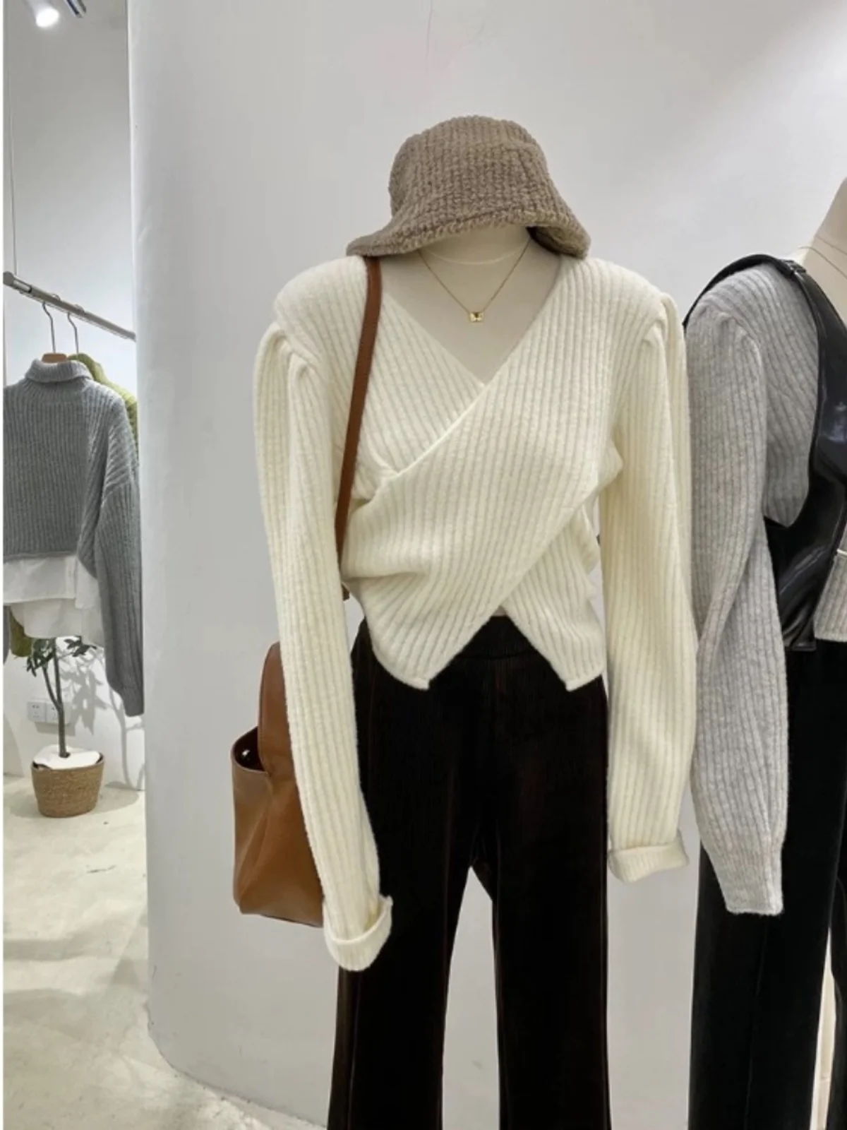 Свитер с перекрестным v-образным вырезом женский осенне-зимний короткий нежный