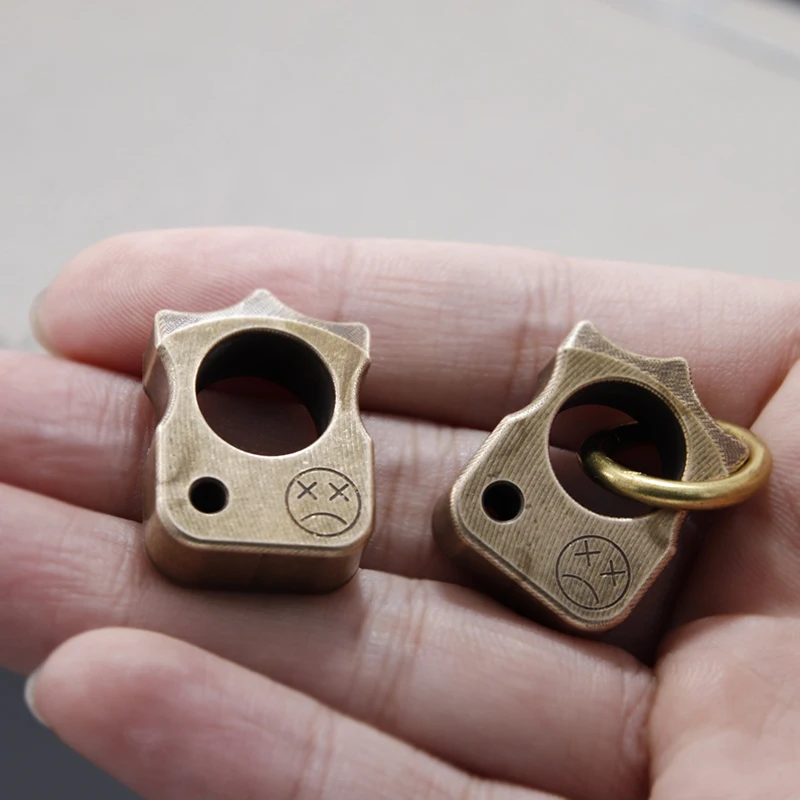 

Brass Crying Face Size Brass Knuckle EDC Keychain Portable Tool Retro Creative Personalized Pendant Toy