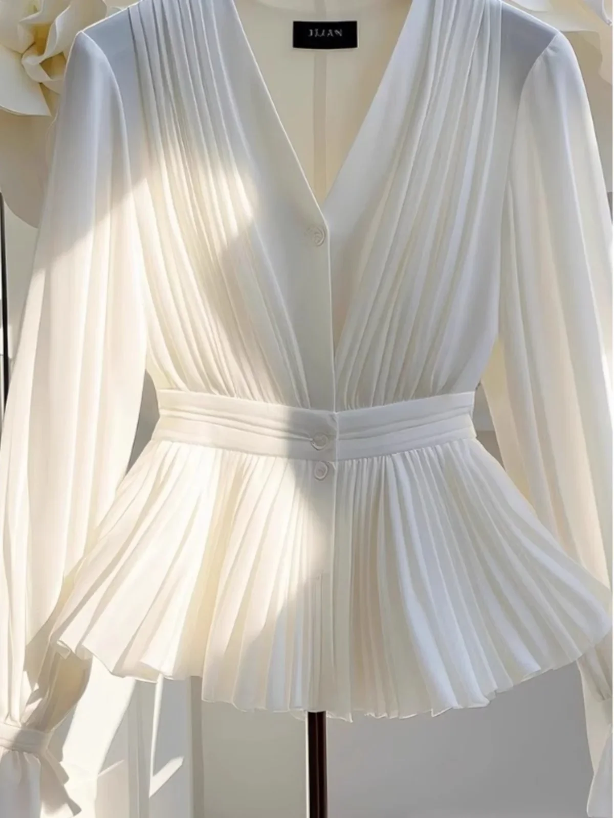 Женская блузка с V-образным вырезом длинным рукавом