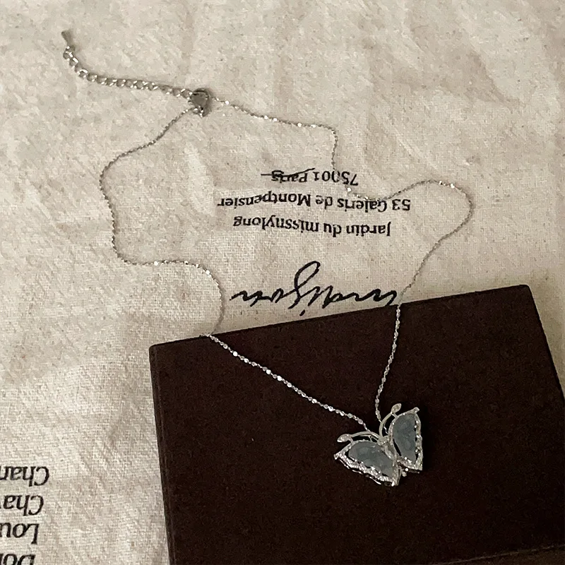 Женское колье с подвеской-бабочкой