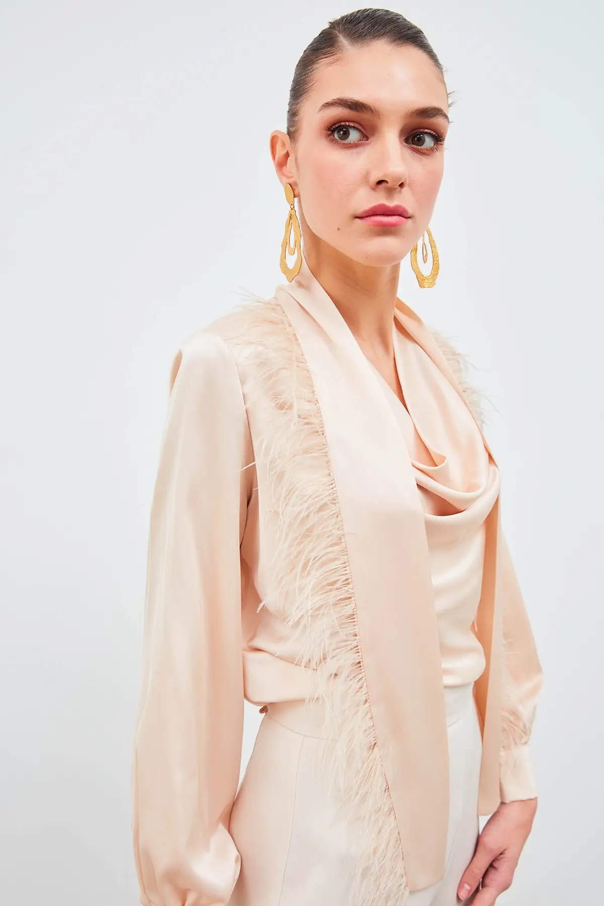 Рисунок 2 - Женская стильная блузка с перь