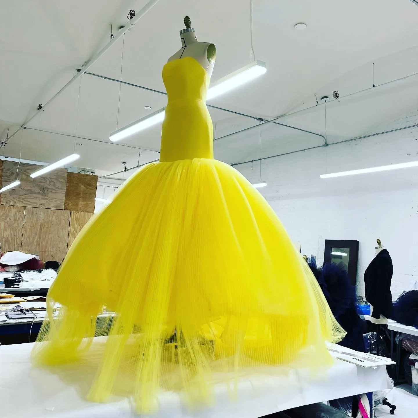 

High Quality Yellow Mermaid Wedding Gowns Lace Up Real Image Red Bridal Dresses With Puffy Bottom Long Prom Gowns