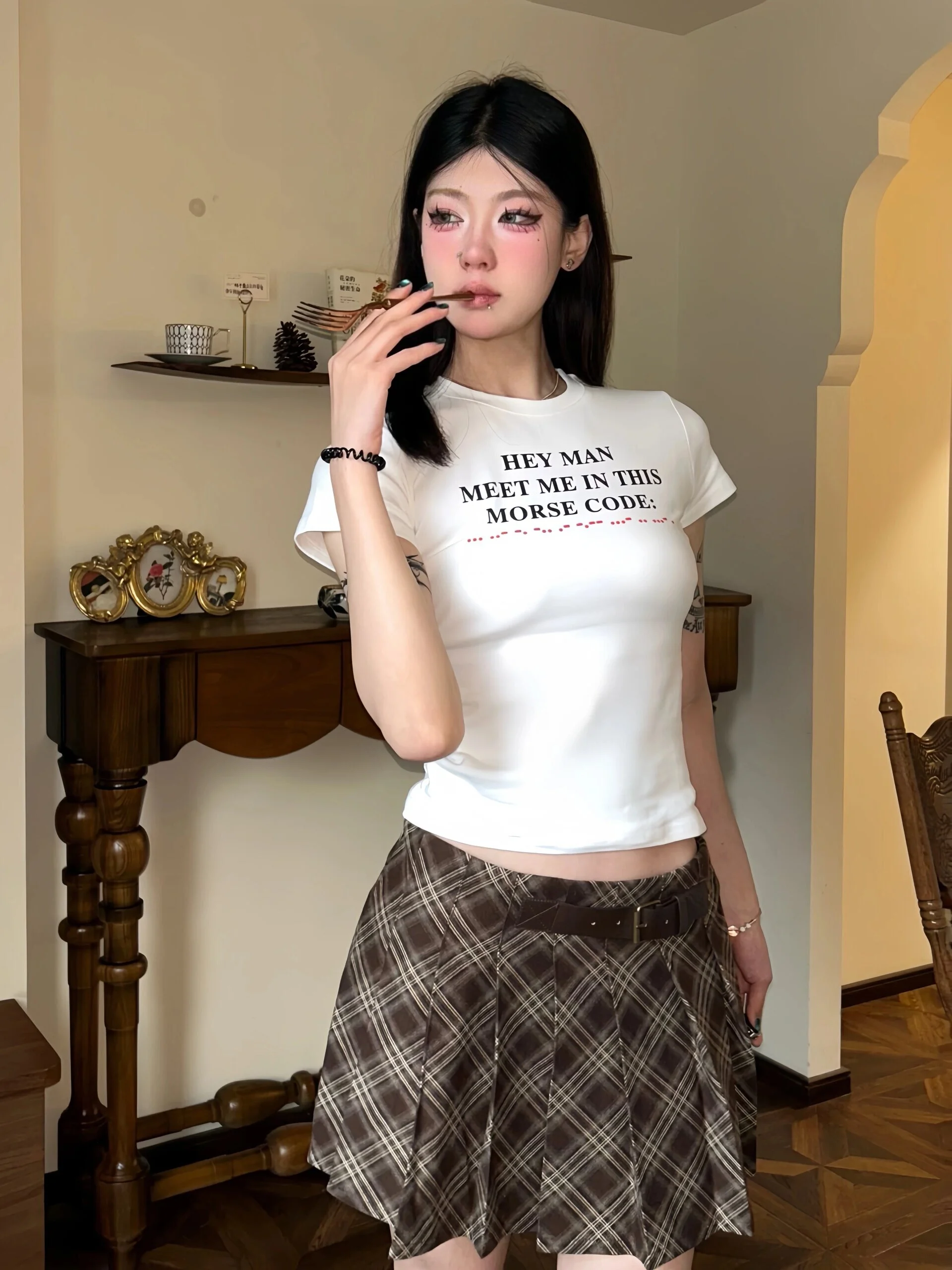 Женская облегающая футболка с коротким рукавом и принтом в виде букв