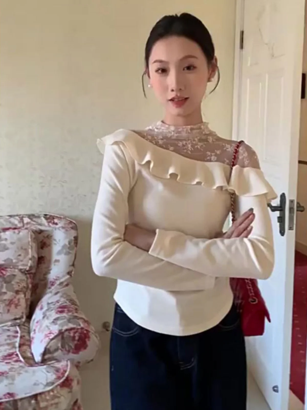 Вязаный топ с открытыми плечами и кружевной строчкой во французском стиле