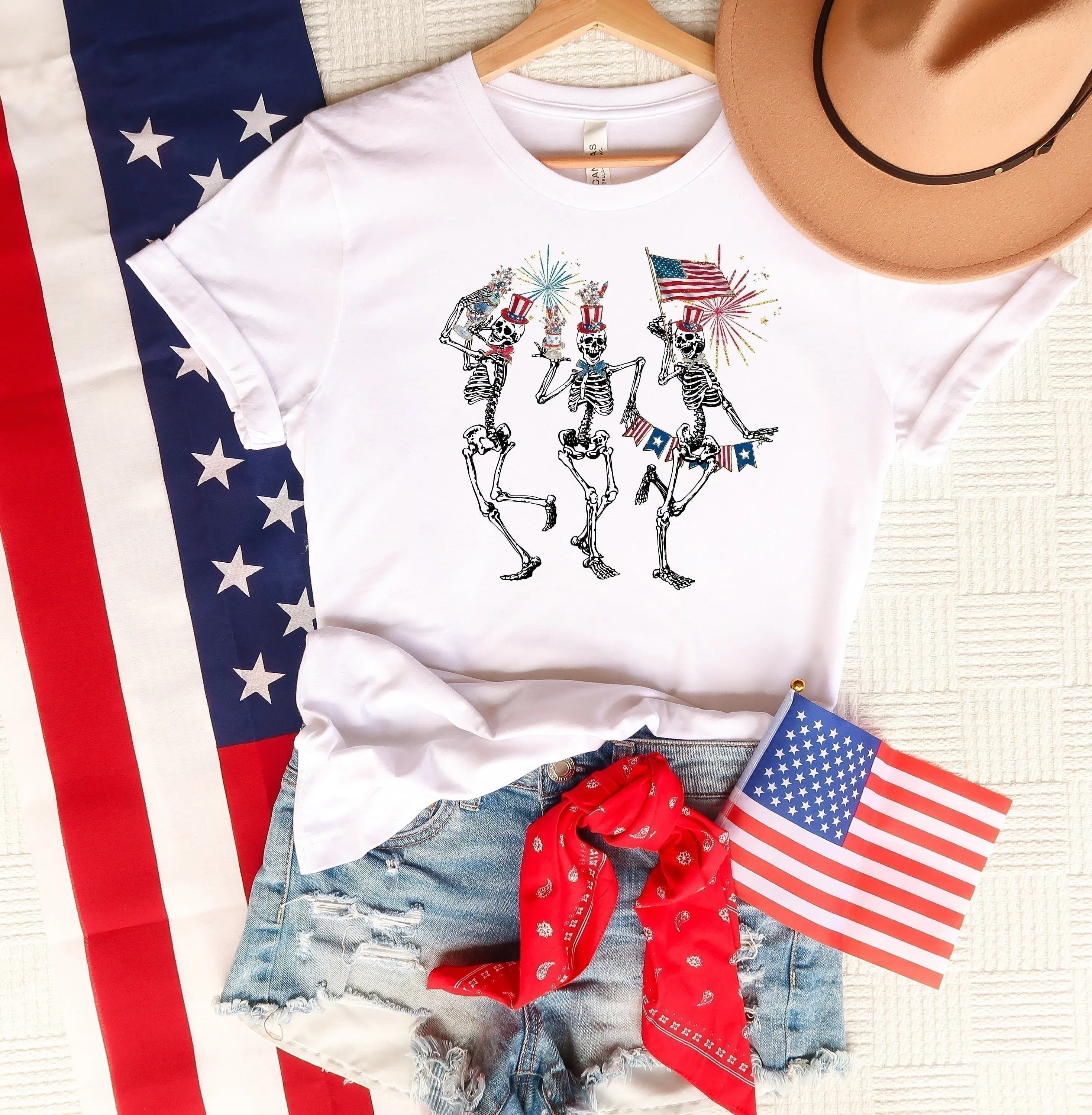 Футболка со скелетами 4 июля танцующий скелет США американский флаг